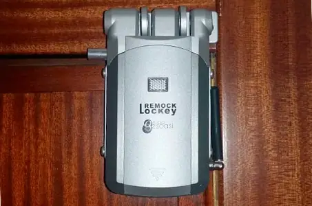 puerta con instalación de cerradura remock lockey