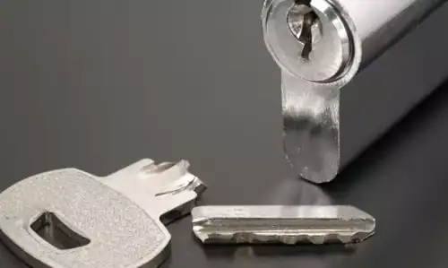 cerradura con llave rota